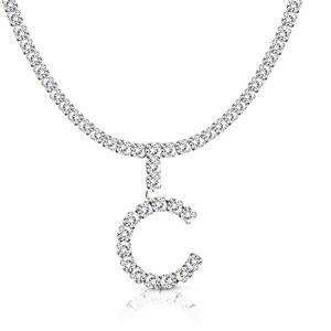 Puede incluir: Un collar de cadena de plata con un colgante en forma de la letra C. El colgante está cubierto de pequeñas piedras transparentes.