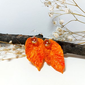 Herbst Blatt Ohrringe aus Fimo: Orange Glasperlen an versilberten Haken