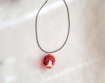 Handgemachte Granatapfel Kette aus Polymer Clay - personalisiertes Sommer Schmuck Geschenk, einzigartiges Accessoire mit Frucht Anhänger