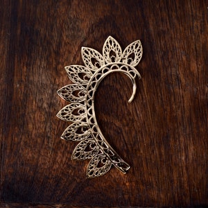 Puño para la oreja con forma de hoja, joyería bohemia única, joyería bohemia de latón, puño para la oreja de latón, puño para la oreja, joyería tribal para la oreja, pendientes modernos trepadores para la oreja