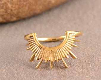 Anello sole, anello sole nascente, anello delicato in oro, anello con punta, anello importante, anello alla moda, anello celeste, anello minimalista, anello in ottone