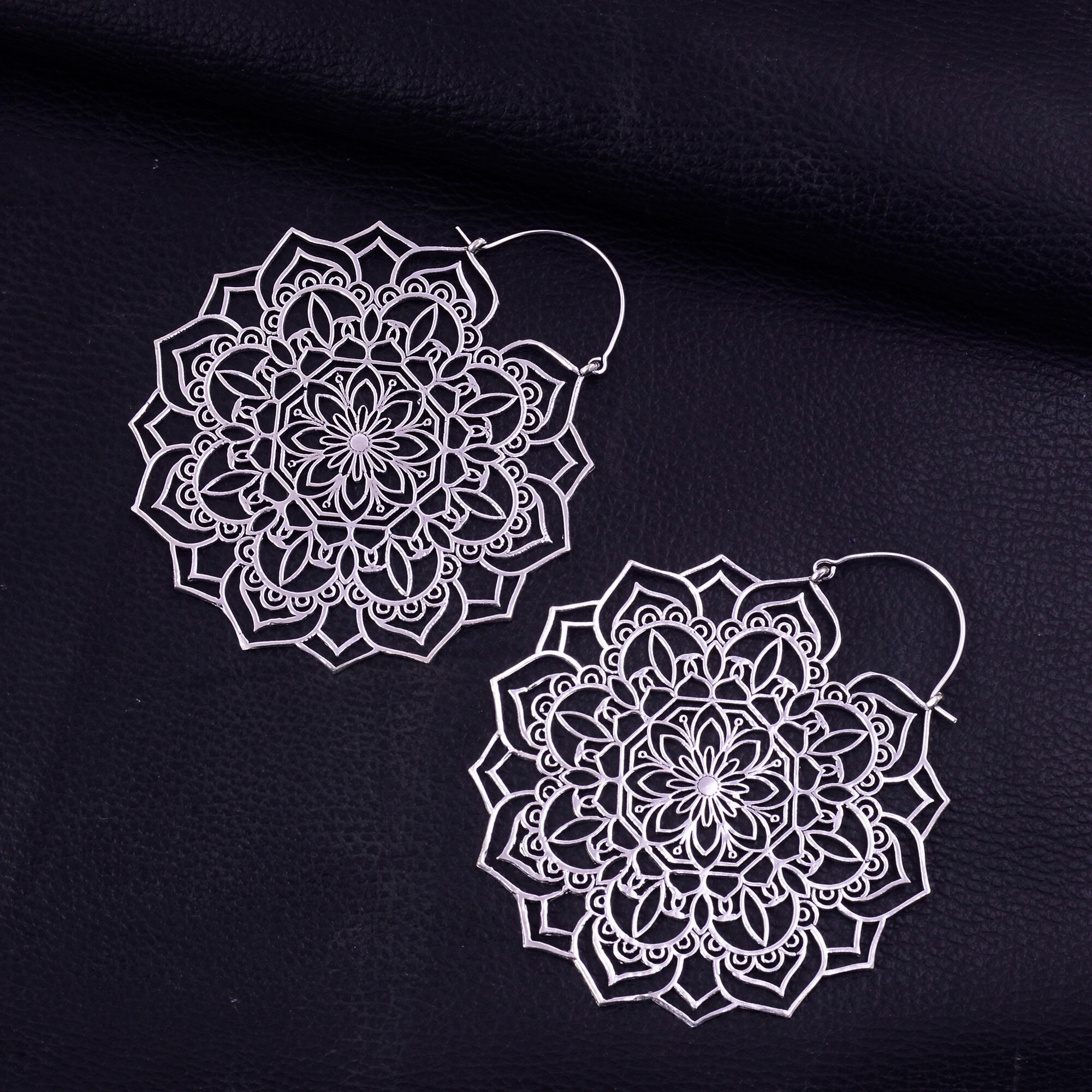 Orecchini a cerchio con fiore di loto e mandala in ottone Boho: gioielli tribali - Italia