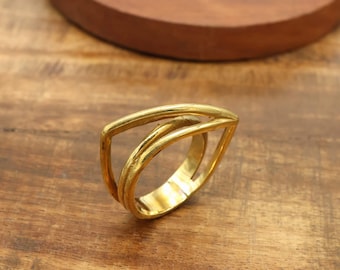 Anel envolvente em latão dourado com textura infinita sobreposta.