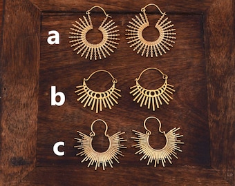 Minimalistiska ringörhängen, solskensörhängen i guld, solörhängen i mässing, himmelska örhängen, ringörhängen med sol, födelsedagspresenter