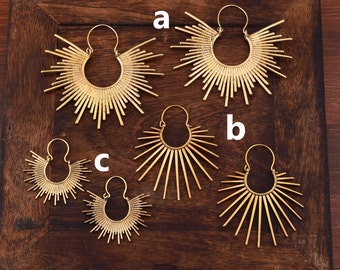 Minimalistische hoepel oorbellen, zonneschijn oorbellen in goud, zon oorbellen in messing, hemelse oorbellen, hoepel zon oorbellen, Boho, cadeau voor haar