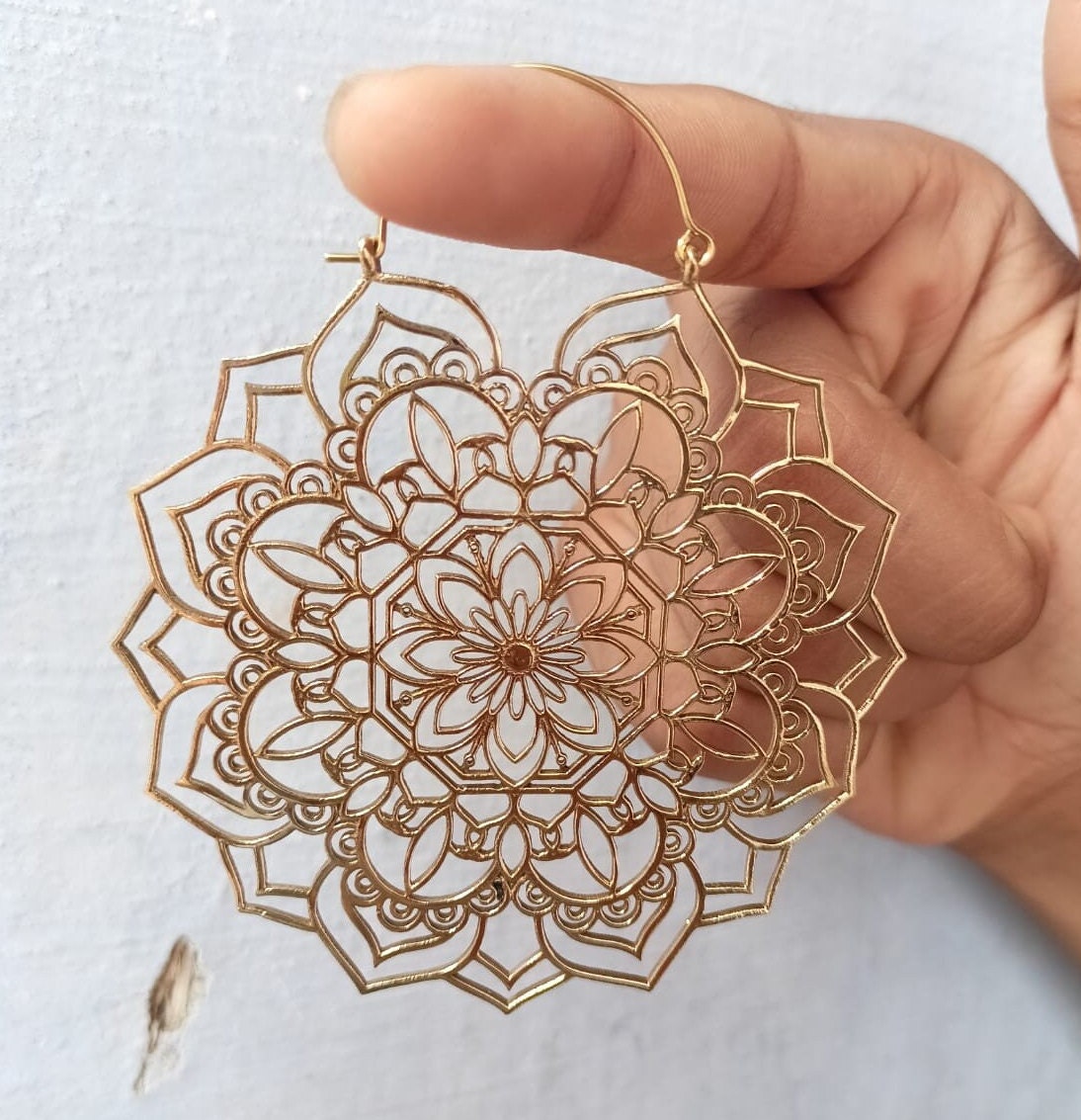 81stgeneration Orecchini a Forma di Petalo di Loto in Legno Intagliato a Mano con Ganci in Ottone Dorato | Orecchini Pendenti in Legno con Motivo Floreale Traforato | Orecchini Tribali per Donna