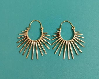 Sunburst-oorbellen, messing Celestial Spike-hoepels, gouden Sunburst-sieraden