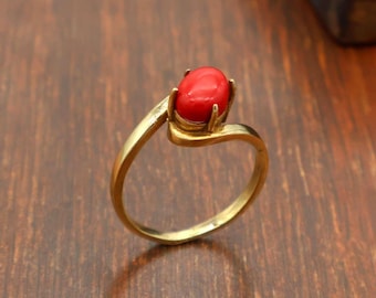 Anillo de latón dorado con coral rojo, anillo de piedras preciosas, joyería hecha a mano, anillo de estilo bohemio, anillo para mujer, regalo para ella.