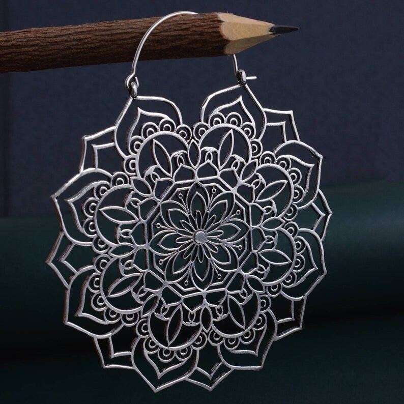 Orecchini a cerchio con fiore di loto e mandala in ottone Boho