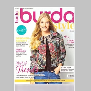 Może przedstawiać: Okładka magazynu Burda Style z października 2017 roku przedstawiająca osobę w kurtce w kwiatowy wzór, czarnym topie i niebieskich dżinsach. Okładka zawiera tekst, taki jak burda style, 1 JACKE 3 LOOK oraz Best of Trends, z jasnoróżowym logo.