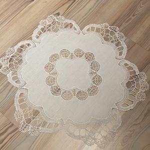 Antique centerpiece with bobbin lace
