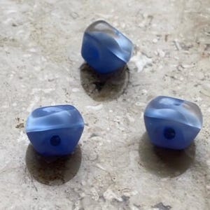 12 petits boutons en verre bleu