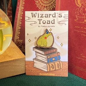 25 mm Wooden Pin Wizard Toad / Walnut Wood Magic Brooch / Wizard Toad Accessory / Frog Gift Magic Hat
