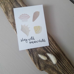 Postkarte Stay wild ocean child, Grußkarte, Surfkunst, Surf Papeterie