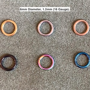 Hoepeloorbellen, neusring. Titanium, roestvrij staal, 6 mm, 16 gauge (1,2 mm). Zilver, goud, roségoud, zwart, regenboog, blauw. Koop er 2 en krijg er 1 gratis.