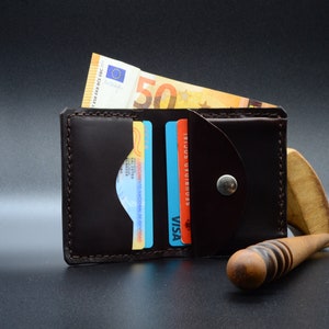 Kompakte Herren Leder Geldbörse, minimalistische Brieftasche für Ihn, dunkle Leder Geldbörse im Taschenformat, handgefertigt mit hochwertigem pflanzlich gegerbtem Beutel