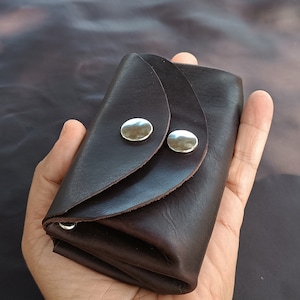 Cartera pequeña de cuero hecha a mano, de piel de vacuno roja, minimalista, para mujer, con cierre a presión, compacta y elegante.