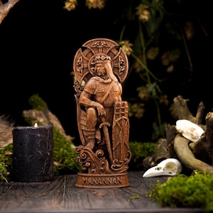 Drewniana statua Manannan mac Lir, mitologia irlandzka, statua irlandzkiego boga, statua boga Manannana, pogaństwo, panteon celtycki, posąg boga celtyckiego