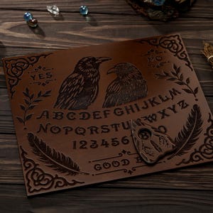 Ouijabord met raven, ouijabord met planchette, heksenbord, pratende geestenbord, occulte hekserijgeest, magisch altaar, spookhuis