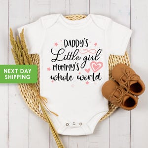 Papas kleines Mädchen, Mamas ganze Welt Onesie®, Vatertag Onesie®, Vatertagsgeschenk