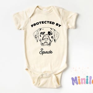 Geschützt durch Hund Onesie®, individuelle Hunderasse Onesie®, personalisierter Hundename Baby Onesie®, Hundegeschwister Outfit, Babypartygeschenke für Hundebesitzer
