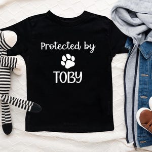 Personalisiertes Geschenk für Kinder, geschützt durch Hund Kinder Shirt, personalisierter Hundename Kinder Shirt, niedlicher Haustier-Baby-Body®, individueller Hundename