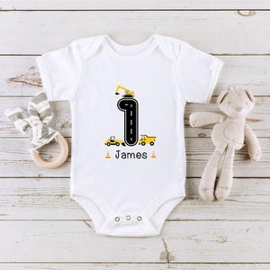 Grenouillère personnalisée pour bébé 1er anniversaire de construction, grenouillère pour premier anniversaire de camions de construction, tenue personnalisée pour anniversaire de 1 an