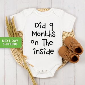 Lustige Neugeborenen Onesie® Baby Boy Bodysuit, Junge-Baby-Dusche-Geschenk, Neugeborene Junge, Junge-Baby-Geschenk, hat 9 Monate auf der Innenseite