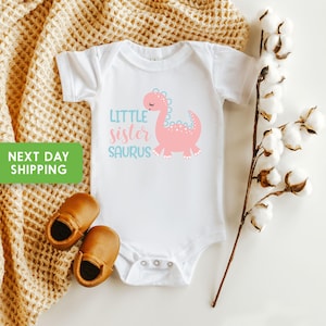 Body de dinosaurio para hermana pequeña Saurus Onesie®, camiseta de dinosaurio para bebé Onesie®, mono para niña Onesie® para hermana