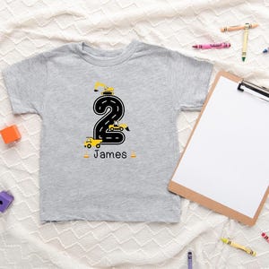 Chemise d&#39;anniversaire pour garçon sur le thème de la construction, chemise pour garçon personnalisée pour anniversaire, grenouillère personnalisée pour deuxième anniversaire de camions de construction