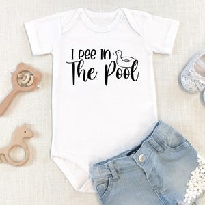 Ich pinkle in den Pool Onesie®, lustiges Baby 0nesie®, Babypartygeschenk, lustiger Pool Bodysuit, trendige Babykleidung