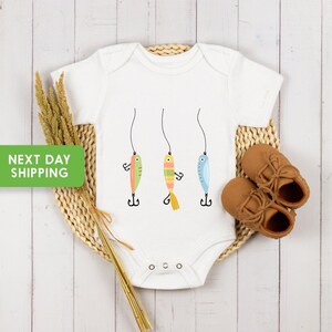 Baby Fishing Lures Onesie®, Fish Onesie®, Baby Onesie®,® Fishing Onesie® ,Boy Onesie®, Summer Onesie®, Baby Bodysuit imagem 2