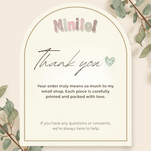 以下が含まれることがあります： パステル文字で「Minilol」と書かれたクリーム色のカード。「Thank you」の文字は筆記体で書かれており、小さな緑色のハートが付いています。カードには、小さなショップとその製品に関するメッセージが含まれています。