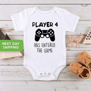 Speler 4 heeft deelgenomen aan het spel Onesie® Funny Pregnancy Reveal, babyshowercadeau, romper, grappige baby romper, schattige baby romper