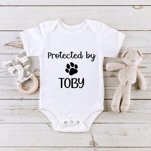 Geschützt durch Hund Baby Body®, personalisierter Hundename Baby Onesie®, niedlicher Haustier-Baby-Body®, neuer bester Freund-Babybody, kundenspezifischer Hundename