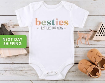 Tutina per neonati "Besties Just Like Our Moms", body retrò per le migliori amiche, abiti per le migliori amiche, tutina BFF®, regalo per baby shower, regalo divertente per neomamme