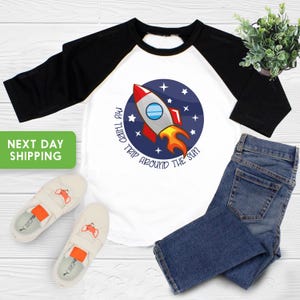Derde reis rond de zon verjaardag, raketschip verjaardagsshirt, 3e verjaardag shirt jongen, ruimteschip verjaardagsfeestje, kinderjongen derde verjaardag