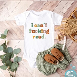 I Can’t Fucking Read Onesie®, Funny Baby Shower Gift and Sarcastic Kids Shirt zdjęcie 2