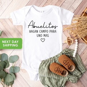 Spanish Pregnancy Announcement Gift, Baby Reveal Onesie® for Abuelitos, Padres a Spanish Anuncio de Embarazo para Abuela, Abuelo, Abuelas