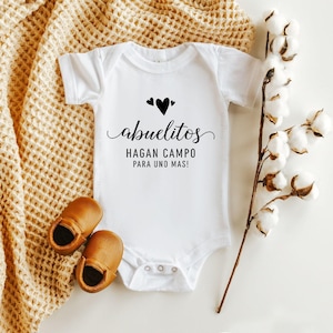 Spanish Pregnancy Announcement Onesie®, Abuelitos Hagan Campo Para Uno Mas, Futuros Abuelitos, Hola Abuelitos Anuncio De Bebé Onesie®