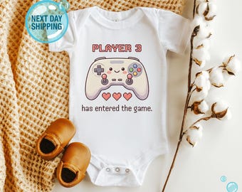 Mono de bebé gamer con el Jugador 3 en el Juego, adorable mando de juego y camiseta gamer con emoji de corazón de píxeles.