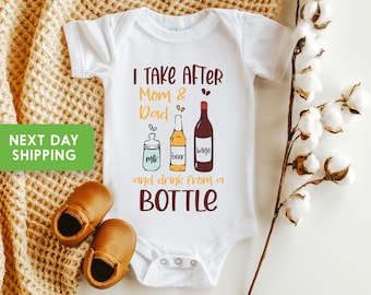 Mamá y papá bebiendo, mono divertido para bebé, baby shower divertido, mono de vino, cerveza y botella de leche®, mono para beber®, mono inapropiado®