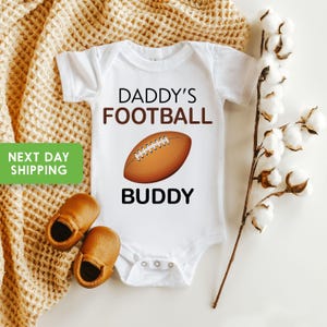 Papas Fußball Buddy Onesie® Lustiger Baby Body, Sport-Baby-Geschenk, Baby-Kleidung, Baby-Geschenk, Vatertagsgeschenk