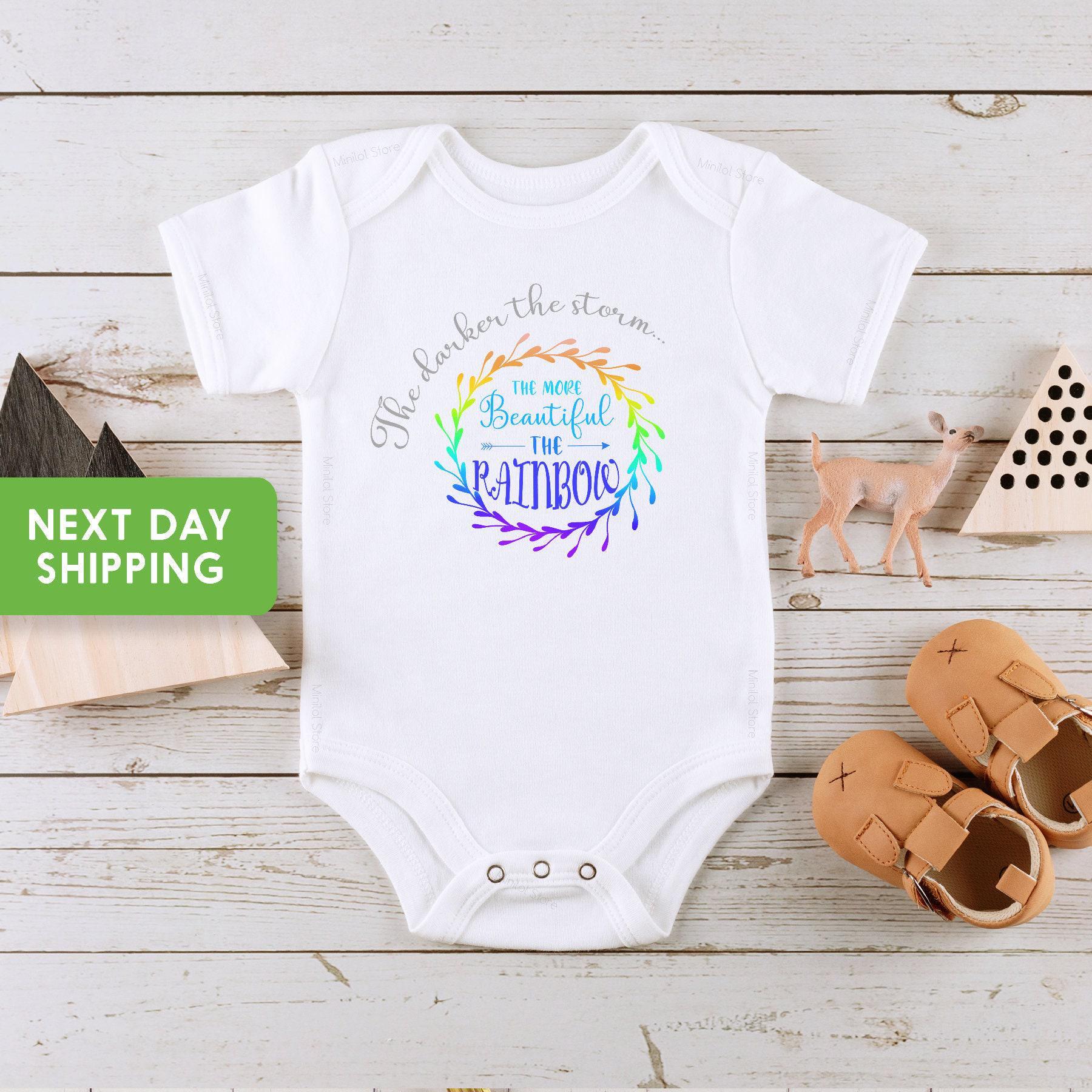 Più scura è la tempesta, più bella è la tutina arcobaleno®, body arcobaleno per neonati, tutina per annuncio di gravidanza®, regalo per baby shower