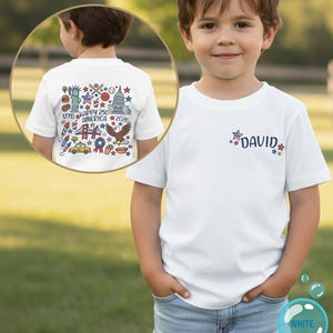 Puede incluir: Una camiseta blanca con el nombre "DAVID" en escritura azul, adornada con estrellas rojas y azules. La parte trasera de la camiseta presenta una colorida ilustraci&oacute;n con el texto "1776 HAPPY 250 AMERICA 2026" y s&iacute;mbolos patri&oacute;ticos.