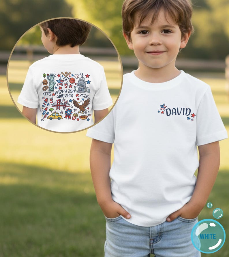 Puede incluir: Una camiseta blanca con el nombre "DAVID" en escritura azul, adornada con estrellas rojas y azules. La parte trasera de la camiseta presenta una colorida ilustraci&oacute;n con el texto "1776 HAPPY 250 AMERICA 2026" y s&iacute;mbolos patri&oacute;ticos.