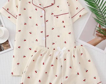 Conjunto de pijama con estampado de cerezas para mujer, con una dulce solapa con botones y lindos pantalones cortos con lazo para un sueño y relajación lujosos