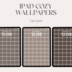 Può includere: Tre mockup di schermo iPad con uno sfondo a griglia marrone e bianco. L'ora è visualizzata come 12:09 su ogni schermo. Il testo "IPAD COZY WALLPAPERS" e "5 pcs pack" è visualizzato sopra i mockup.