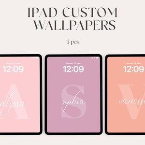 Può includere: Tre mockup di schermo iPad con sfondi personalizzati che presentano le lettere A, S e V su uno sfondo rosa chiaro, viola e arancione. Le lettere sono stilizzate con un font corsivo e i nomi Alyssa, Sophia e Vanessa sono scritti sotto ogni lettera. L'ora su ogni schermo è 12:09.