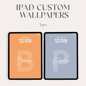 Pode incluir: Duas maquetes de tela do iPad com pap&eacute;is de parede personalizados. A tela da esquerda &eacute; laranja com a letra B e o nome Brianna. A tela da direita &eacute; azul claro com a letra P e o nome Penelope. Ambas as telas exibem a hora 12:09 e a data segunda-feira, 27 de junho.